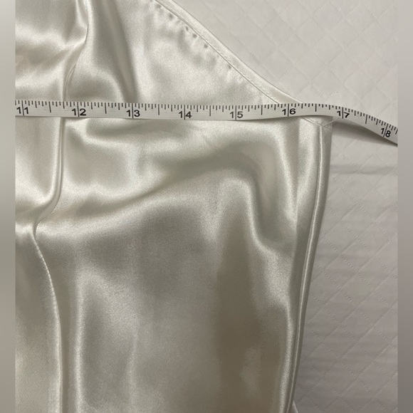 La Vie En Rose stunning 2 Piece Pyjama Set in cream satin with ruffles. Size XL - Picture 11 of 16